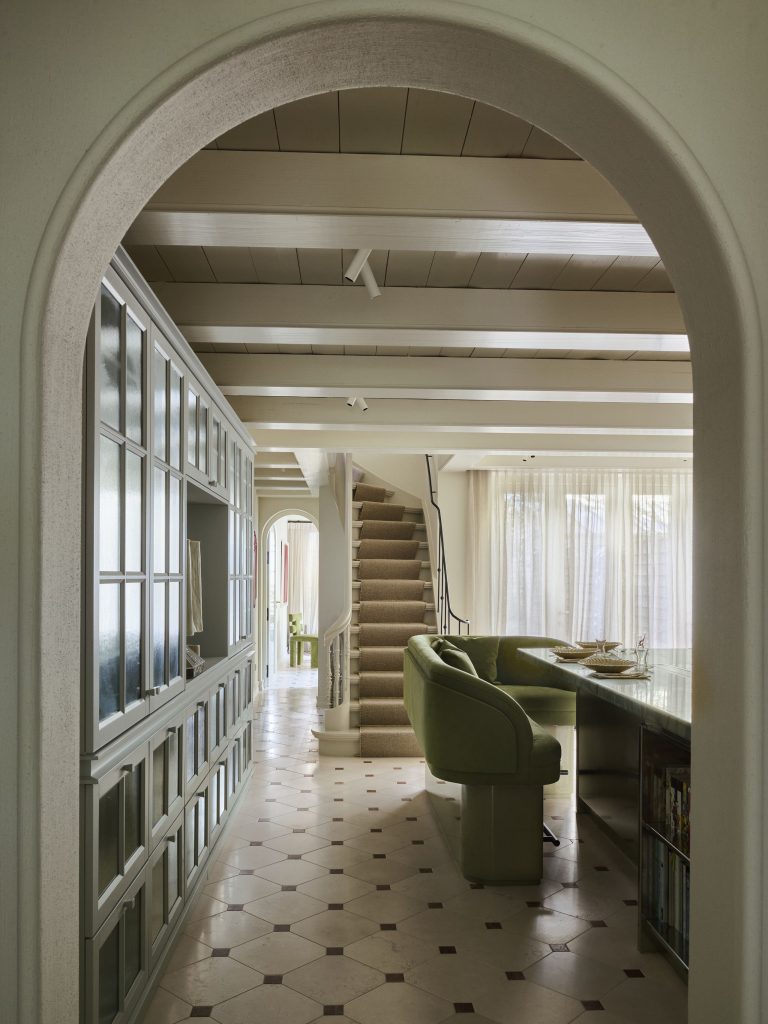 This Kitchen’s ‘Island Sofa’ Makes Dining in Comfortable