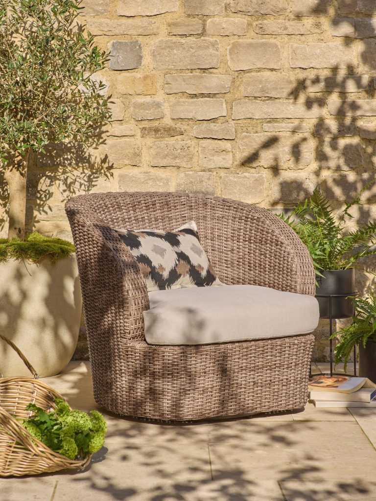 Swivelling Outdoor Accent Chairs Are a Game-Changer |