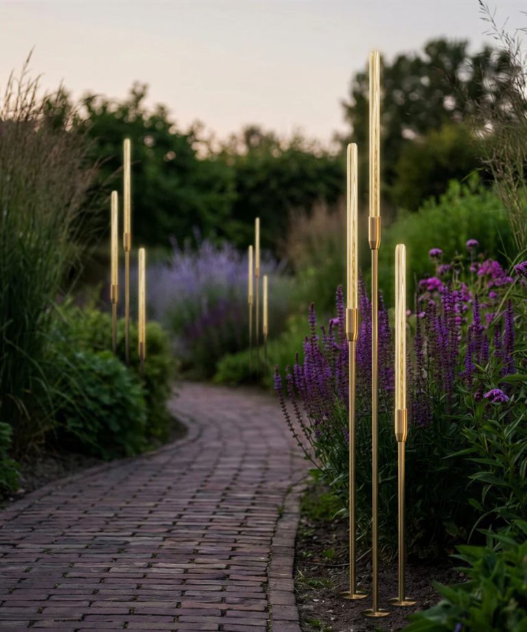 The ‘Bullrush’ Lighting Trend Makes Your Garden Look Fancy