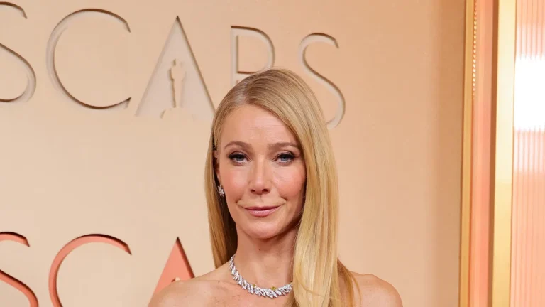 How Gwyneth Paltrow’s Colorist Transitions Her Grays How Gwyneth Paltrow’s Colorist Transitions Her Grays