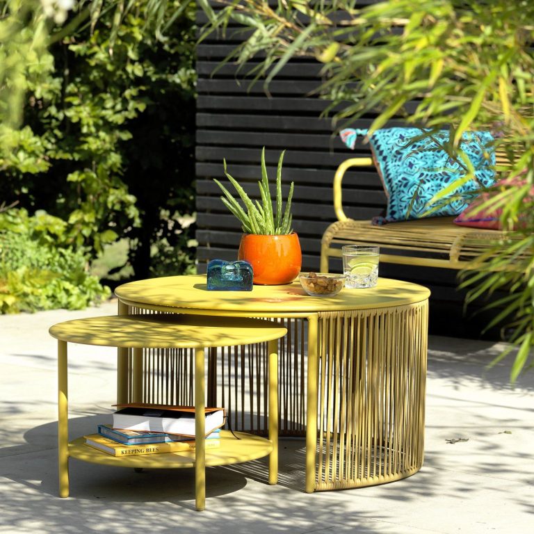 This Space-Saving Outdoor Table Feels So Holiday-Coded |